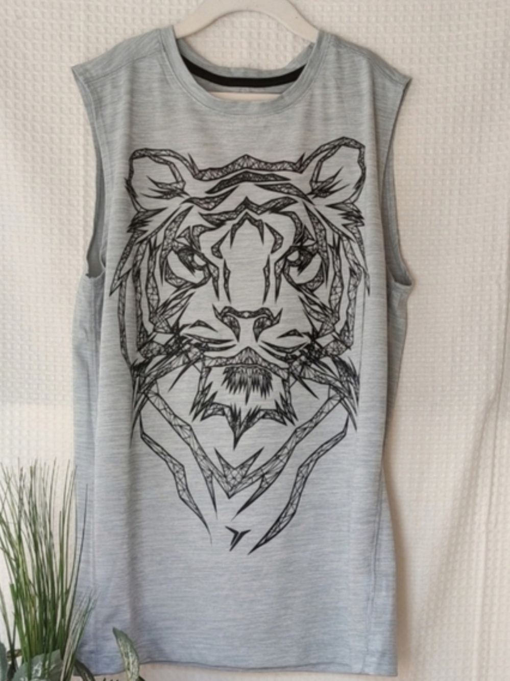 Old Navy Active Boys Light Gray with Lion Graphic Tank Top Size XL